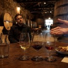 Tra le botti di una storica cantina di Vila Nova de Gaia, la degustazione di Porto White, Ruby e Tawny svela colori, profumi e tradizioni di uno dei vini simbolo del Portogallo.
