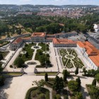 La veduta aerea del Palazzo Nazionale di Queluz rivela l’elegante armonia tra le ali rococò e i giardini alla francese, disegnati da siepi geometriche, fontane e viali scenografici.