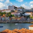 Affacciata sul Douro, la colorata Ribeira di Porto risale la collina tra case storiche, chiese e palazzi, mentre sulla destra si intravede il monumentale Ponte Dom Luís I.