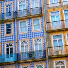 Le facciate storiche di Braga sorprendono con raffinati azulejos, finestre decorate e balconi in ferro battuto: un vivace mosaico di colori che racconta l’identità portoghese.