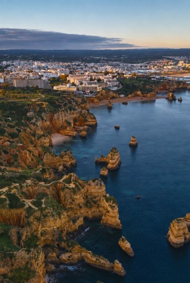 Veduta aerea di Lagos, dove le scogliere dorate di Ponta da Piedade si immergono nell’Atlantico tra faraglioni, calette nascoste e il profilo luminoso dell’Algarve.
