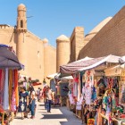 Nel Bazar di Khiva, tra le mura di Itchan Kala, bancarelle di tessuti, ceramiche e artigianato rievocano l’antica anima mercantile della città lungo la Via della Seta.