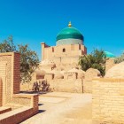 Il Mausoleo di Pakhlavan Mahmud, cuore spirituale di Khiva, custodisce la memoria del poeta ed eroe locale tra cupole turchesi, maioliche e antiche mura d’argilla.