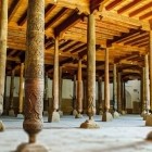 Nella Moschea Juma, 212 colonne lignee raccontano secoli di storia: intagli geometrici, motivi vegetali e iscrizioni cufiche custodiscono l’arte dell’antica Khiva.