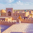 Dalla Kuhna Ark, lo sguardo incontra Kalta Minor e la Madrasa Muhammad Amin Khan, tra maioliche turchesi e mura d’argilla nel cuore dell’antica Khiva.