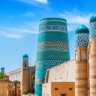 Il Kalta Minor incanta con le sue maioliche turchesi, tra la Madrasa Muhammad Amin Khan e le mura di Itchan Kala, simbolo inconfondibile dell’antica Khiva.