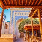 Nell’Ishrat-Khauli del Palazzo Tash-Khauli, il cortile delle udienze dei khan di Khiva incanta con iwan monumentali, maioliche blu e raffinate colonne lignee intagliate.