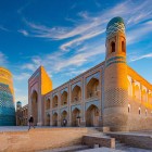 Il Kalta Minor, icona di Khiva, sorprende con la sua mole incompiuta e le maioliche turchesi: un capolavoro ottocentesco nato per dominare l’antica Itchan Kala