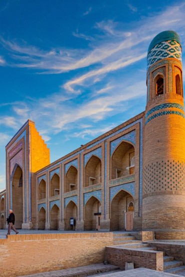 Il Kalta Minor, icona di Khiva, sorprende con la sua mole incompiuta e le maioliche turchesi: un capolavoro ottocentesco nato per dominare l’antica Itchan Kala