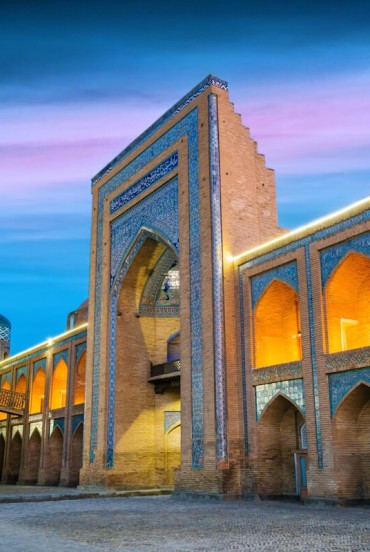 I dettagli di Kalta Minor e della Madrasa Muhammad Amin Khan svelano il fascino di Itchan Kala, tra maioliche turchesi, archi e lo splendore ottocentesco di Khiva.
