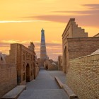 Tra i vicoli di Itchan Kala, il Minareto Islam Khoja svetta per 56,6 metri: mattoni e maioliche turchesi ne fanno un’elegante icona della Khiva dei primi del Novecento