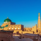 Il Mausoleo di Pakhlavan Mahmud, con la sua inconfondibile cupola turchese, invita a scoprire il luogo più sacro di Khiva, tra preziose maioliche e memorie dei khan.