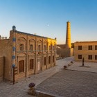 La Moschea Juma di Khiva sorprende per la sua sobria architettura: una sala ipostila sorretta da antiche colonne lignee scolpite, immersa in una suggestiva penombra.