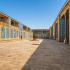Il Palazzo Tash-Khauli, residenza dei khan di Khiva, incanta con cortili, colonne lignee scolpite e preziose maioliche blu, capolavoro dell’architettura uzbeka dell’Ottocento.