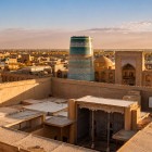 Dalla Kuhna Ark, lo sguardo abbraccia Itchan Kala: il turchese del Kalta Minor, madrase, cupole e minareti raccontano la Khiva UNESCO lungo l’antica Via della Seta.