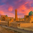 Il Minareto Kalyan domina le cupole turchesi della Madrasa Mir-i-Arab, creando nel cuore di Bukhara uno degli scenari più iconici dell’antica Via della Seta
