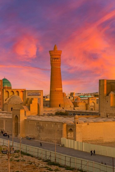 Il Minareto Kalyan domina le cupole turchesi della Madrasa Mir-i-Arab, creando nel cuore di Bukhara uno degli scenari più iconici dell’antica Via della Seta