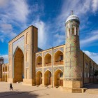 La Madrasa Kukeldash, nel cuore storico di Tashkent, accoglie il visitatore con il monumentale peshtak, logge ad arco e maioliche blu, eredità dell’architettura shaybanide
