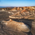 Nel deserto del Kyzylkum, tra Khiva e Bukhara, rilievi scolpiti dal vento e sfumature ocra raccontano il volto autentico dell’antica Via della Seta