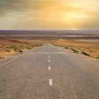 Lungo la A380, tra Khiva e Bukhara, il Kyzylkum si apre in distese infinite, dune e silenzi: un viaggio suggestivo nel cuore dell’antica Via della Seta.