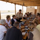 Pranzo in un accogliente ristorante locale nel Kyzylkum, con piatti uzbeki. Foto indicativa: il ristorante può variare in base alla disponibilità.