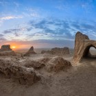 Tra gli archi e le mura d’argilla di Ayaz Kala, il tramonto si apre sul Kyzylkum, regalando un incontro suggestivo con le antiche fortezze del Khorezm.