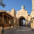 Durante il tour a piedi, il Toki Sarrafon appare tra portali in mattoni e botteghe: un passaggio suggestivo nell’antico quartiere dei cambiavalute di Bukhara.