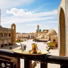Dal cuore di Lyabi Hauz, lo sguardo abbraccia madrase, portali e cupole della Bukhara storica, un raffinato scenario di architettura islamica nato lungo l’antica Via della Seta