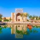 Al primo sguardo, Lyabi Hauz incanta con il riflesso della khanaka Nadir Divan-Begi, rifugio sufi del 1620 affacciato sullo storico bacino nel cuore di Bukhara