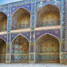 Nata nel 1622 come caravanserraglio e poi trasformata in madrasa, la Nadir Divan-Begi affascina con logge, mosaici policromi e motivi geometrici seicenteschi.