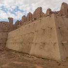 La fortezza di Kyzyl Qala, con mura in terra cruda e torri difensive, racconta l’antico Khorezm e le vie carovaniere ai margini del deserto del Kyzylkum.