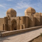 La Moschea Maghoki-Attori emerge sotto il livello della città con cupole in mattoni e un portale karakhanide scolpito, raro testimone della Bukhara medievale.