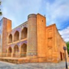 La Madrasa Nadir Divan-Begi, nata come caravanserraglio nel XVII secolo, incanta con il portale di mosaici e i celebri simurgh dell’antica Bukhara.