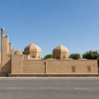 Tra le più antiche dell’Asia centrale, la Moschea Maghoki-Attori fu ricostruita nel XII secolo e sorge 4,5 metri sotto la città, con un raro portale in terracotta.