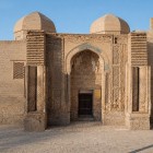 Il portale della Moschea Maghoki-Attori rivela mattoni scolpiti e terrecotte del XII secolo, prezioso ingresso a uno dei luoghi di culto più antichi di Bukhara.
