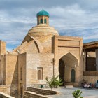 Il Toki Sarrafon, antica cupola dei cambiavalute, accoglie il viaggiatore tra archi in mattoni e botteghe, memoria dei commerci di Bukhara lungo la Via della Seta.