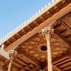 All’interno dell’Arca di Bukhara, il porticato sorprende con il raffinato soffitto ligneo dipinto, sostenuto da eleganti colonne intagliate, testimonianza dell’arte decorativa uzbeka.