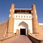 L’ingresso monumentale dell’Arca di Bukhara introduce all’antica cittadella degli emiri, tra possenti mura in mattoni, torri e una rampa che conduce nel cuore della fortezza.