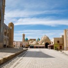Il complesso Kosh Madrasah di Bukhara riunisce le madrase Ulugh Beg e Abdulaziz Khan, che incorniciano le cupole del Toki Zargaron in uno scenario storico.