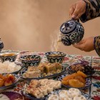A Bukhara, la degustazione incontra l’ospitalità uzbeka con tè aromatici alle spezie, dolci tradizionali, frutta secca e navat.