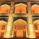 La Madrasa Mir-i-Arab rivela nei suoi porticati interni l’eleganza dell’architettura islamica di Bukhara, tra archi ogivali, mattoni a vista e nicchie illuminate da calde tonalità.