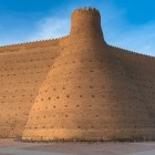 Le possenti mura dell’Arca di Bukhara, modellate in mattoni e scandite da torri, raccontano secoli di storia e custodiscono l’antica cittadella fortificata degli emiri.