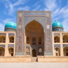 La Madrasa Mir-i-Arab, nel cuore del complesso Poi-Kalyan di Bukhara, incanta con il grande portale decorato, le cupole turchesi e l’elegante armonia dell’architettura islamica.