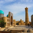 Il Minareto Kalyan svetta nel cuore di Bukhara: da quasi nove secoli orienta lo sguardo dei viaggiatori e racconta l’antico splendore della città sulla Via della Seta.