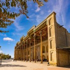 La Moschea Bolo Hauz, di fronte all’Arca di Bukhara, affascina con il suo portico sorretto da slanciate colonne lignee intagliate e il raffinato soffitto decorato della sala di preghiera.