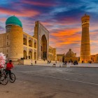 La Moschea Kalyan, ricostruita nel XVI secolo, accoglie il visitatore con il vasto cortile, le gallerie ad arcate e la cupola blu, cuore spirituale della Bukhara storica