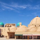Il Tim Abdulla Khan conduce nell’antica Bukhara dei mercanti: sotto le sue cupole, sete e tappeti raccontano ancora i commerci lungo la leggendaria Via della Seta.