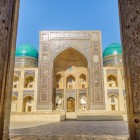 La Madrasa Mir-i-Arab, gioiello cinquecentesco del complesso Poi-Kalyan, affascina con il monumentale portale decorato e le cupole turchesi, simbolo della Bukhara islamica.