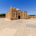 Il Mausoleo Chashma Ayub, con le sue cupole costruite tra il XII e il XVI secolo, custodisce la Fonte di Giobbe, legata a un’antica leggenda di fede e guarigione.