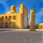 Nel cuore della Necropoli di Chor Bakr, il grande portale, le cupole in mattoni e il minareto dominano il cortile, raccontando l’architettura spirituale di Bukhara.